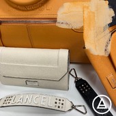 Découvrez les coloris orangés et blanc de la maison LANCEL 👜🤍
#orange #blanc #ootd #maroquinerie #sacs #lancel #luxe #granville #anolisgranville