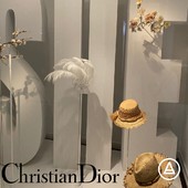 Dès la fondation de sa maison de Couture en 1947, à Paris, Christian Dior fait du chapeau une référence incontournable du style Dior, de la Haute Couture française et de la mode internationale. Il considère le chapeau comme un accessoire essentiel de la toilette féminine. « Il la complète et, d’une certaine façon, c’est le meilleur moyen d’exprimer votre personnalité » assure-t-il aux lecteurs de son Petit Dictionnaire de la Mode.